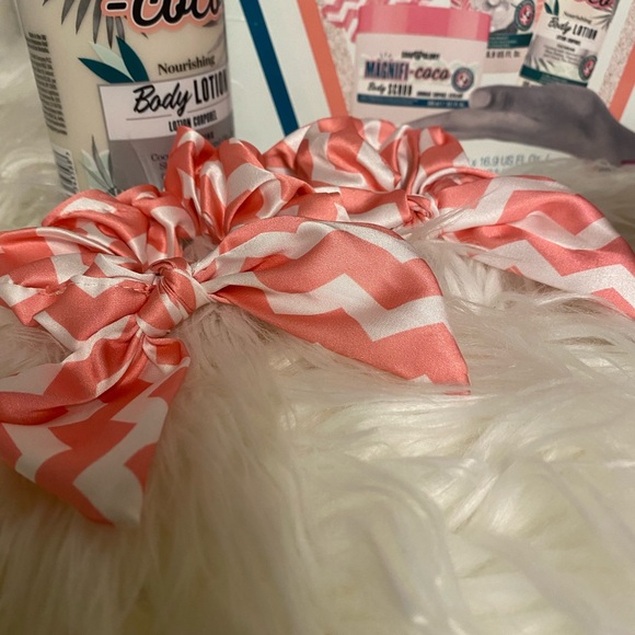 Brand New Soap & Glory FEEL MAGNIFICOCO Gift Set (Body Scrub, Lotion, & Wash) - Picture 3 of 9